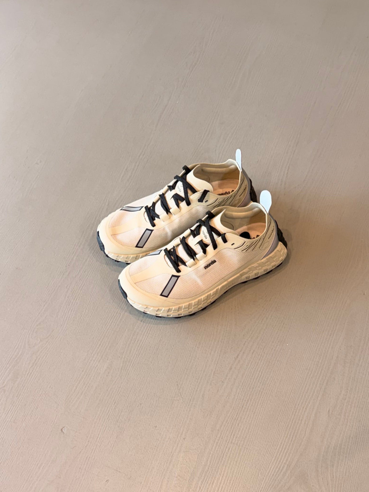 ALMOND SNEAKER