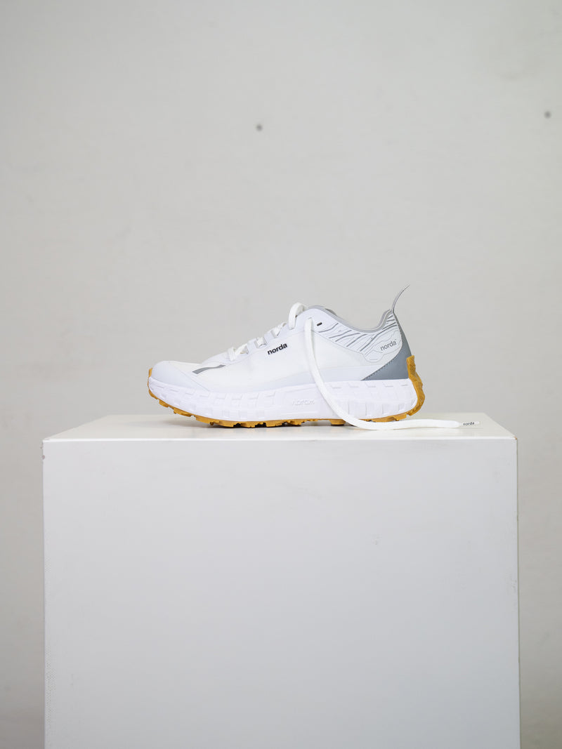 WHITE GUM SNEAKER