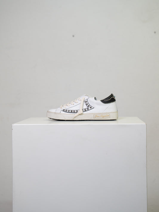 STUDDED LOW SNEAKER