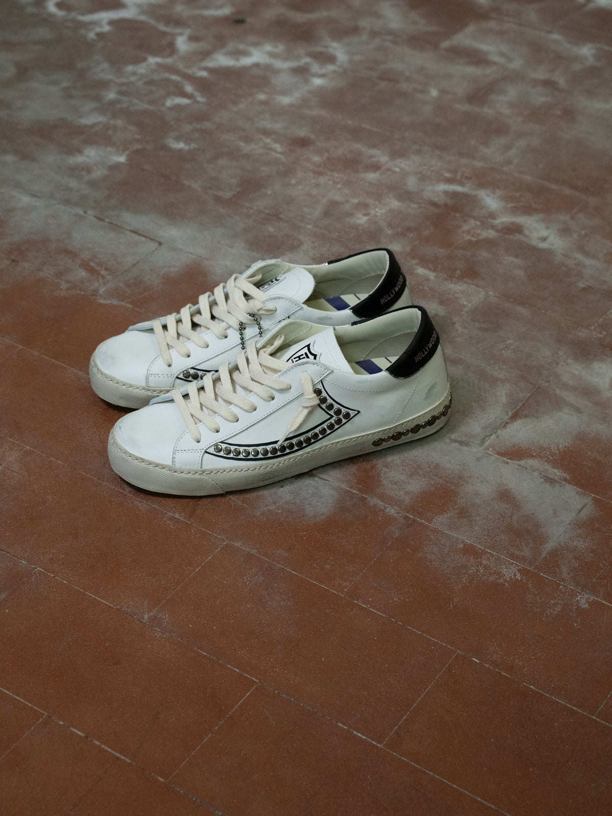STUDDED LOW SNEAKER