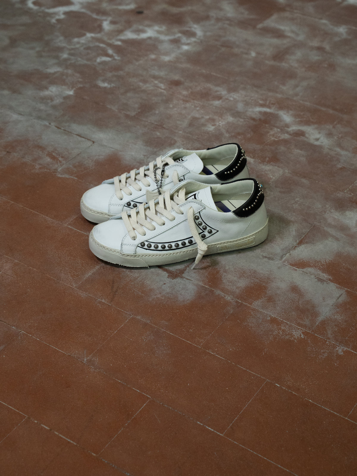 STUDDED LOW SNEAKER
